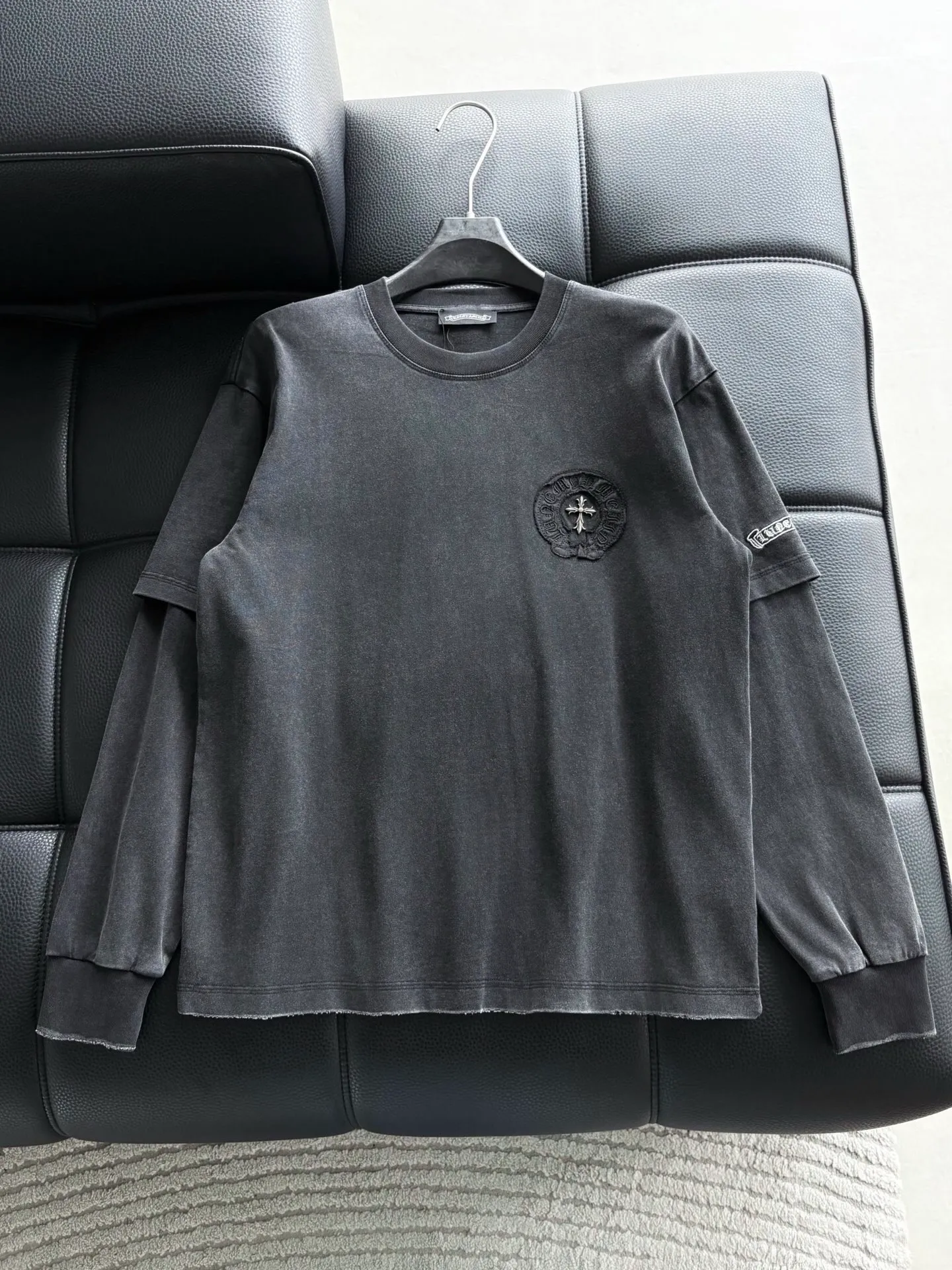 P422 Chrome Hearte CH SS New Fake 2-piece set Cross Horseshoe Chrome Heart Sanskrit Three-dimensional patch shows craftsmanship. Pure cotton double yarn jersey fabric, custom dyed in the same vat with special bold 32-count double-ply 1X1 thread. .Light luxury, a must-have item for daily commuting for men and women.  Color: Black White Size: M~3x Style No.: 3578